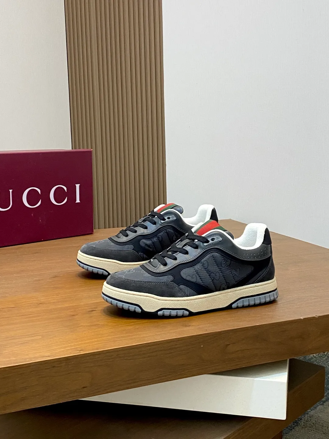 Men's Shoes 💰660 𝐆𝐮𝐜𝐜𝐢 𝐑𝐞-𝐖𝐞𝐛 As the first sneaker created by Sabato De Sarno for Gucci, the Re-Web series reinterprets the brand's classic stripes and sets off the modern silhouette design with bold and unique details. These shoes are crafted from white leather. This new sneaker is ingeniously decorated with many of the brand's classic details, and is equipped with a bright red and green webbing tongue, which will make people fall in love at first sight. White leather treated with a special process for softness and luster, with an embossed grainy texture. Script Gucci logo and interlocking G web label with Interlocking G and script Gucci logo. Rubber outsole with interlocking G detail eyelets. Web tongue. Size: 39-44 (customized for sizes 38 and 45)
